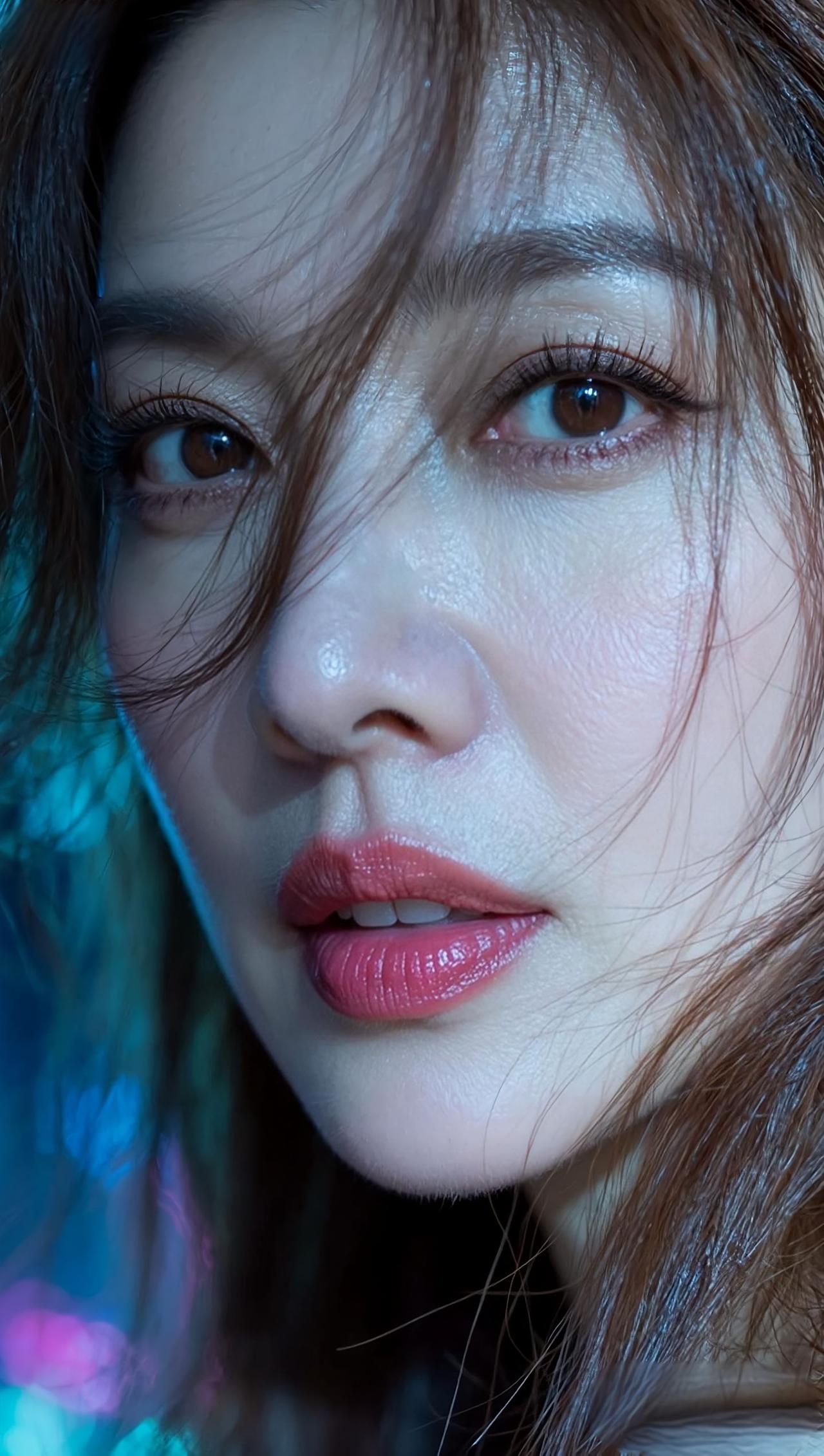 梦幻光影下的迷人眼眸，唇红如火，尽显东方魅力。