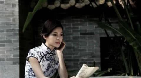 1945年，杨森最漂亮的九姨太蔡文娜正要上床睡觉，突然发现20军军长夏炯出现