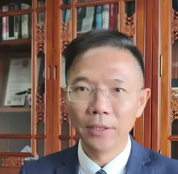 李老师这儿的瓜，越挖越大了！今儿李老师又爆猛料——说王某晶这事可能有“黑料
