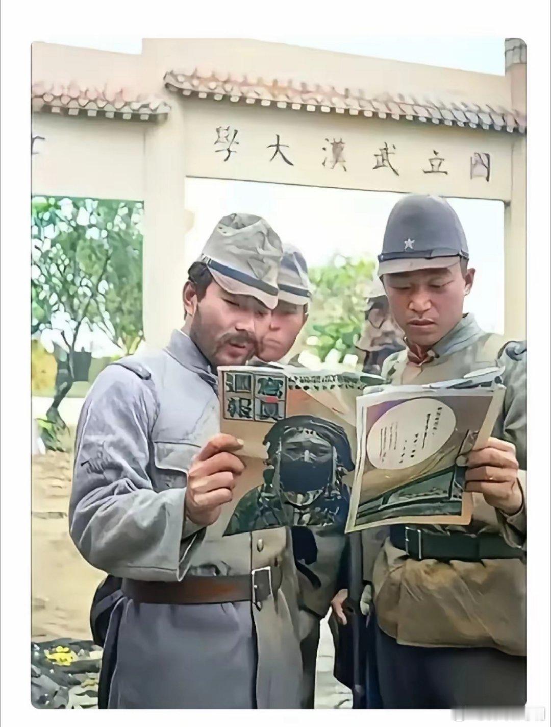 侵华日军，于武汉大学前合影。[点踩]​​​
