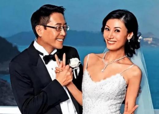 2008年，许晋亨执意娶李嘉欣为妻。他父亲放话，“你要是真的娶了她，我的400亿
