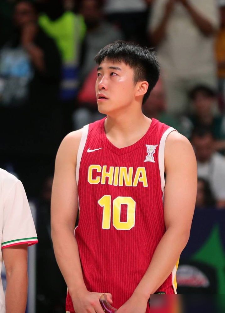 56个人进进出出，47个上去溜了一圈，老叔还在喊没人可用。周琦腰不行，赵睿浑身伤，卡塔尔这场直接摊牌