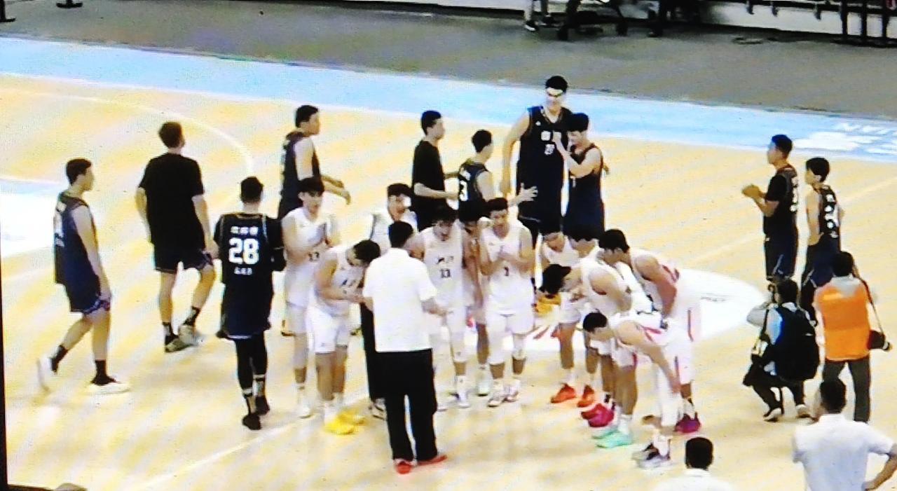 说说杜锋杜锋在比赛时要求非常严格，基于性格原因，会瞪着球员，指着球员，骂着球员