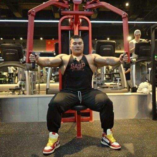 30岁的健美冠军王昆突然离世，消息传来时，许多人都愣住了——这个在赛场上用肌肉线