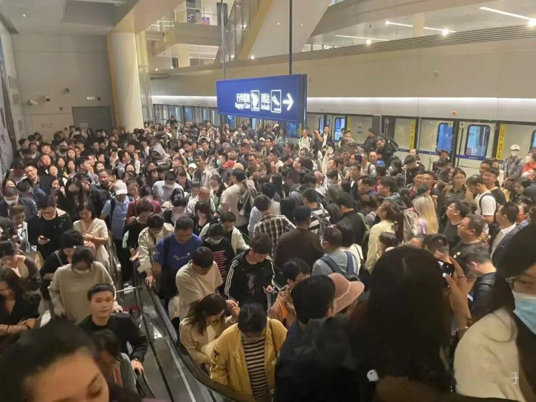 上海机场联络线，原本高大上为了便于两大机场间客人高效换乘飞机。所以以此为导向站点