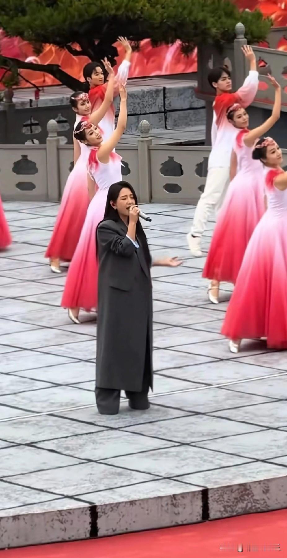 她好像总喜欢穿这样长长丑丑的裤子，很好奇，这裤子就非这么穿不可吗？稍微改短点