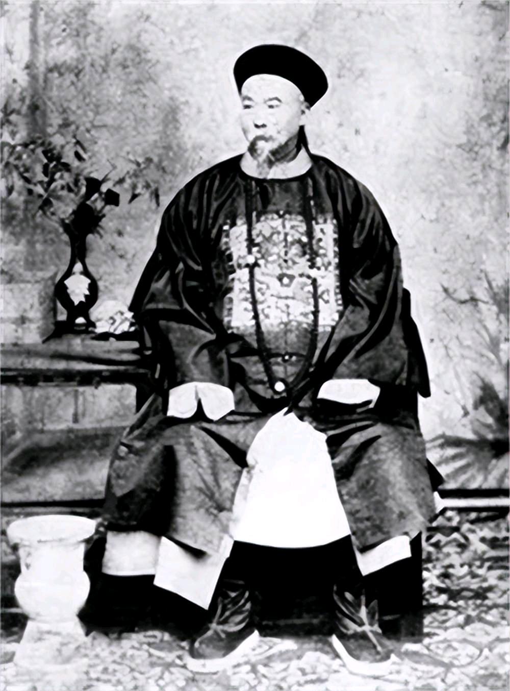 1884年，大清驻扎朝鲜最高军政长官袁世凯，向直隶总督李鸿章递交了一份绝密报告。