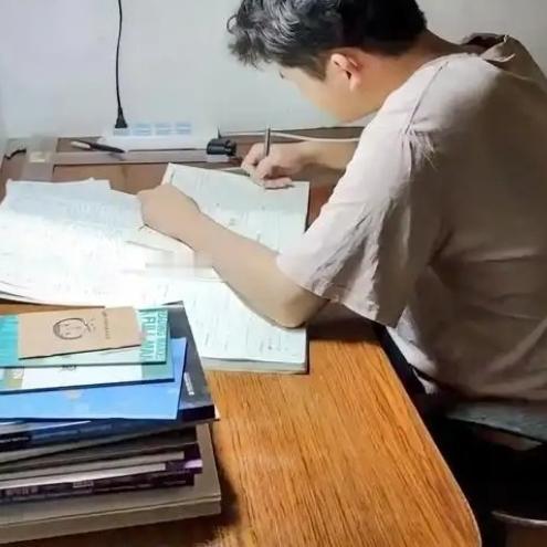 妈妈看儿子的卧室门关着，以为高考结束的儿子在睡大觉，可接下来的一幕，却让妈妈瞬间