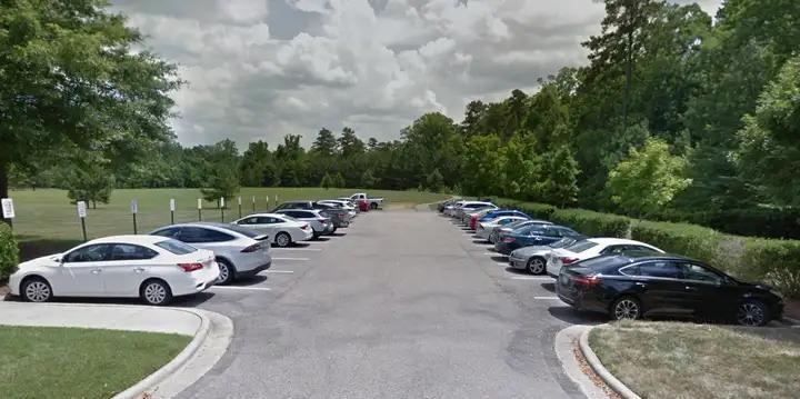 中国人喜欢倒车入库，老外为啥不倒车入库？现在城市里车多人挤，找个停车位真是让