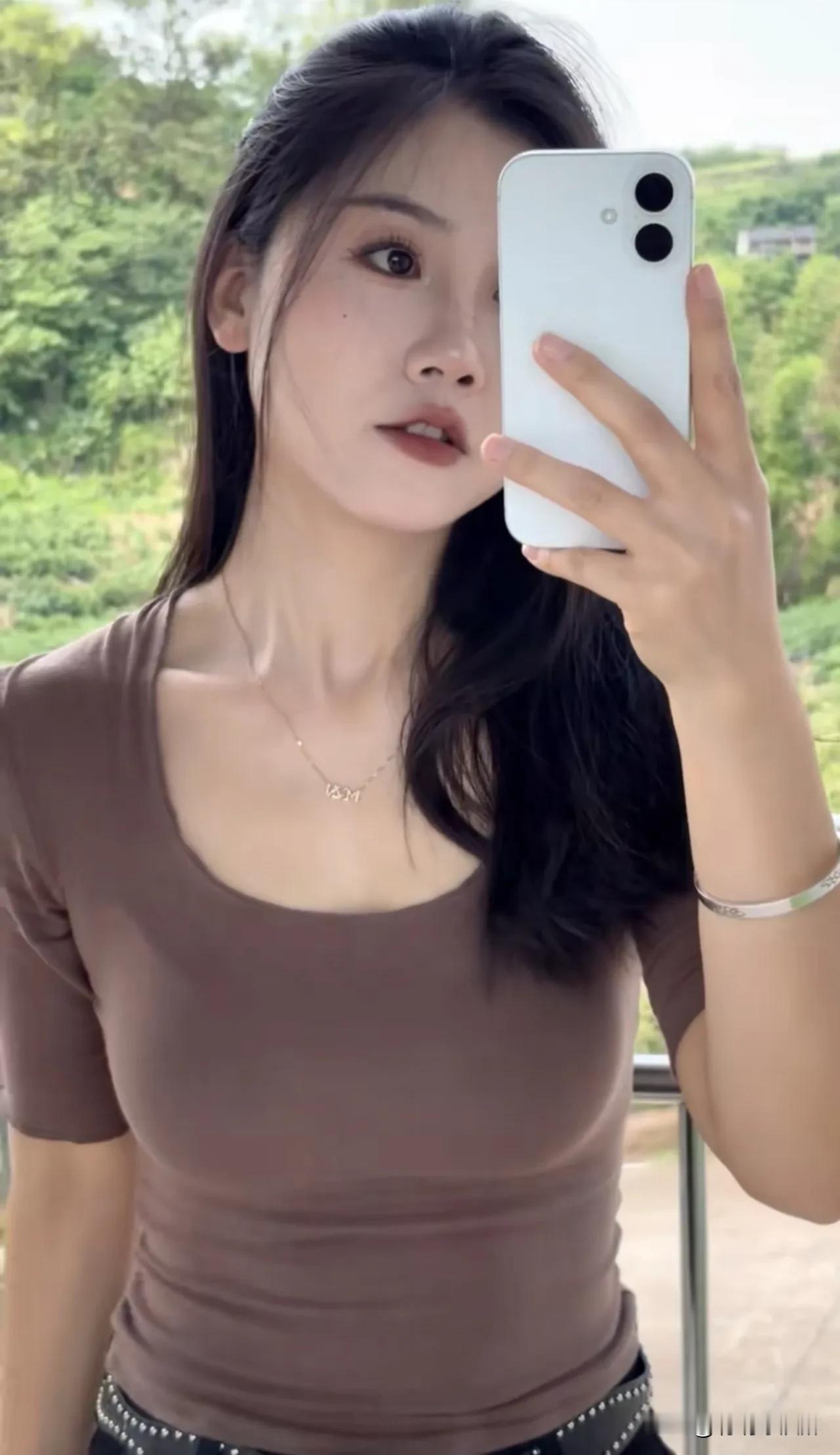 成熟不是岁月雕刻的痕迹，而是眼神里沉淀的自信与从容。放下滤镜，拥抱真