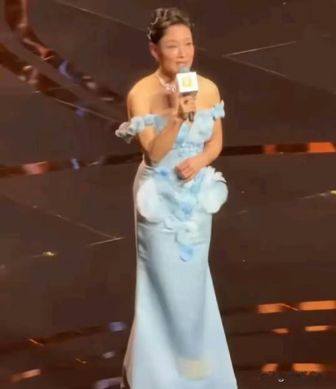 上海电影节红毯，怪事出现了。65岁的陈冲，穿着天蓝色一字肩鱼尾裙，刚说一句“很