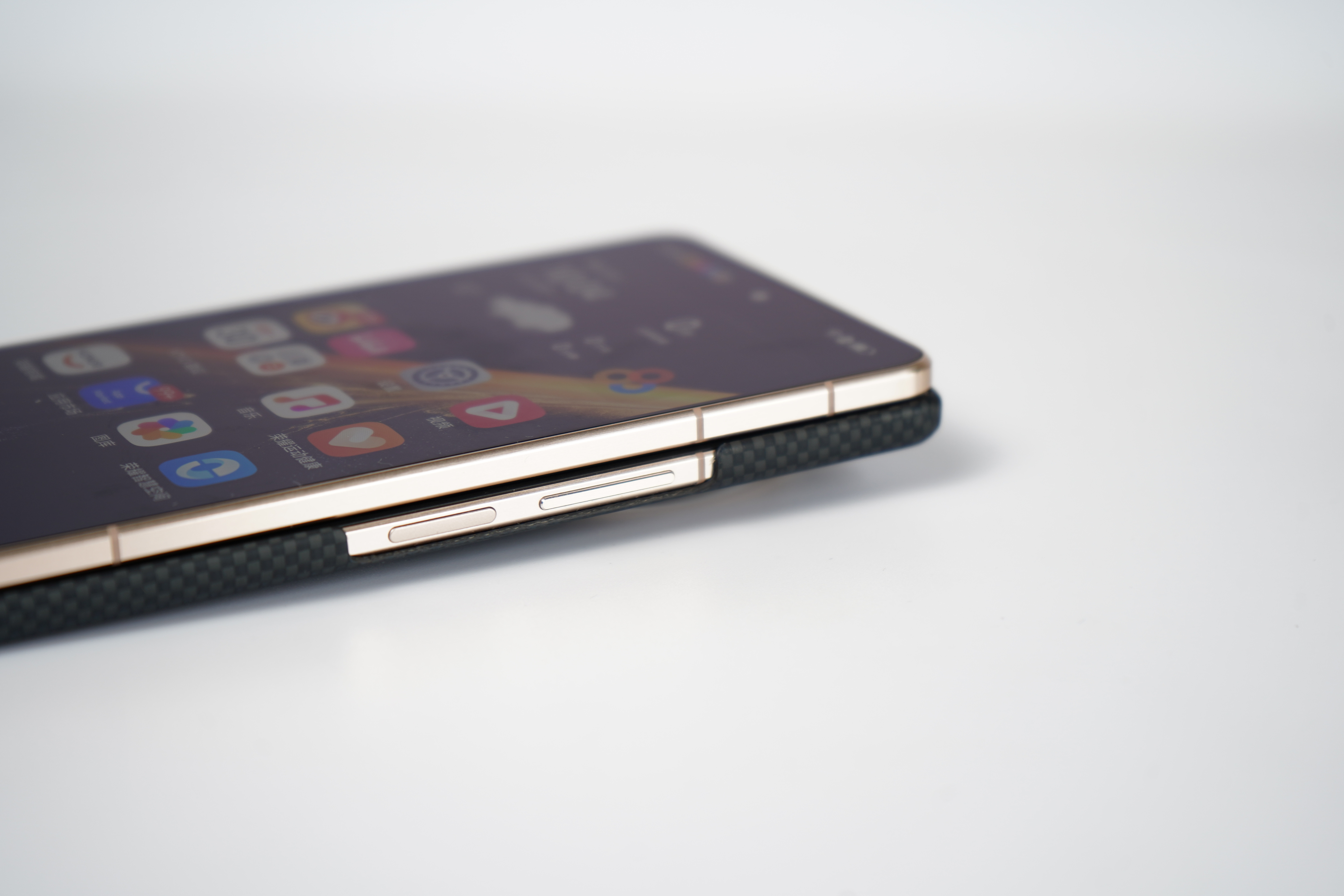 给荣耀MagicV6换了一个凯夫拉手机壳，瞬间商务高级感就有了，沉稳耐看。手机