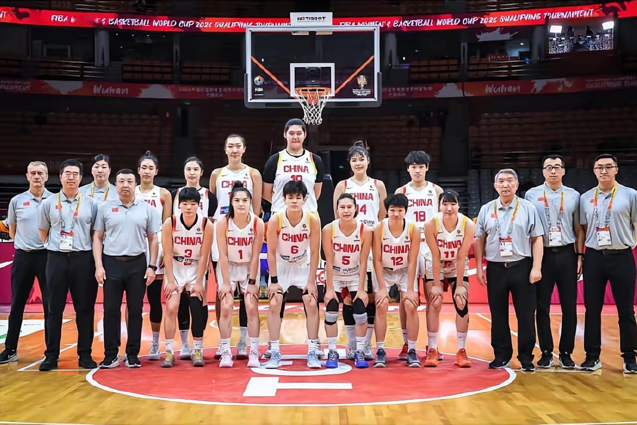 中国女篮对阵强敌比利时的比赛，就是在警告中国篮协必须抓紧时间，立即建立起两套攻防