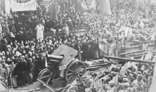1949年12月16日，四川军阀杨森见大势已去，只带了几名随员就乘坐飞机去了台湾