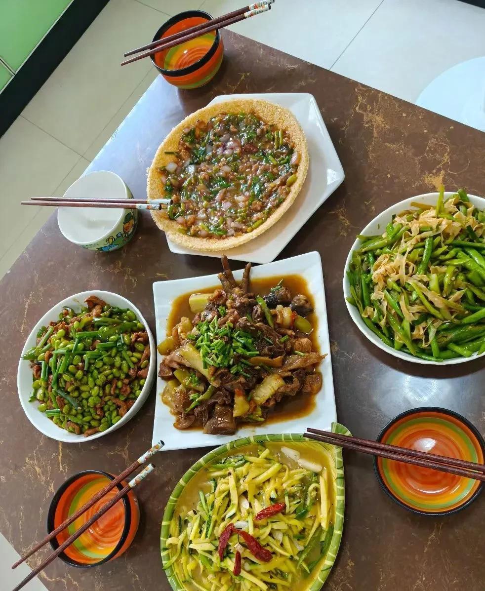 奶奶有两个女儿，一个儿子，我是孙女，从小也是奶奶带大的。现在奶奶年迈多病，跟我