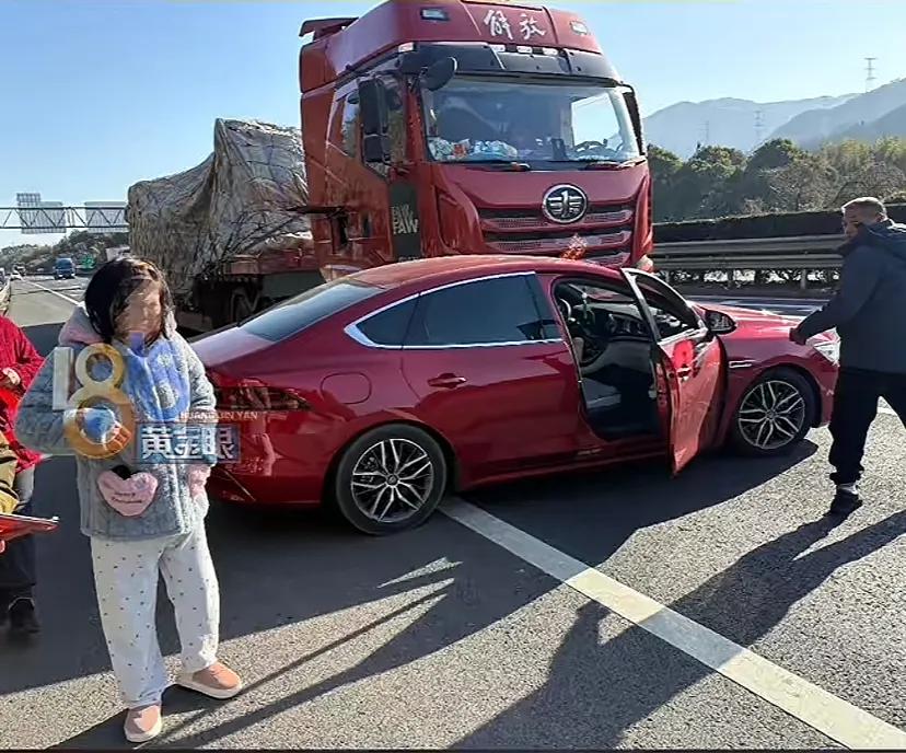 这位红车女司机这辈子没这么后怕过！在高速上第三车道行驶，要变道到第二车道，却怎么