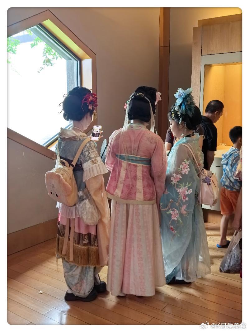 冒雨参观苏州博物馆（本馆），10多年没来了感觉还不如以前。几件主要展品都是复制的