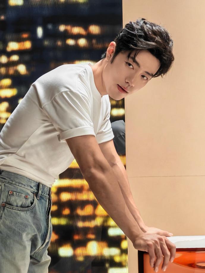 1.张子枫不接古装剧，所有的古偶本子全都推掉。2.肖战一件羽绒服能穿好几年，不仅