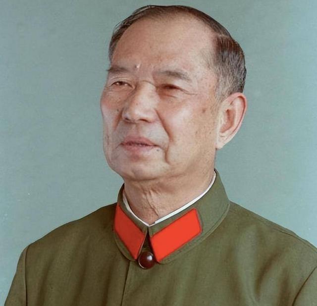 1982年，开国少将尤太忠在部队视察工作，突然看到一个副团长有些眼熟，一问名字，