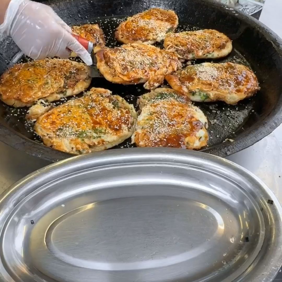 今天去阿姨家蹭饭，一进门她就神秘兮兮地说：“我做的鸡蛋肉饼可好吃了，让你拍一下！
