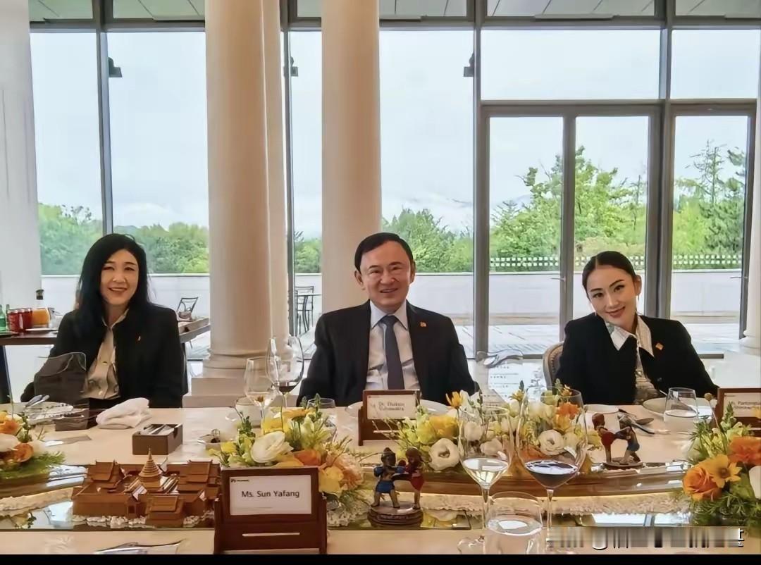 他信只要是自由的，他就会有想法，对泰国的发展有想法，对自己的家族发展有想法。9