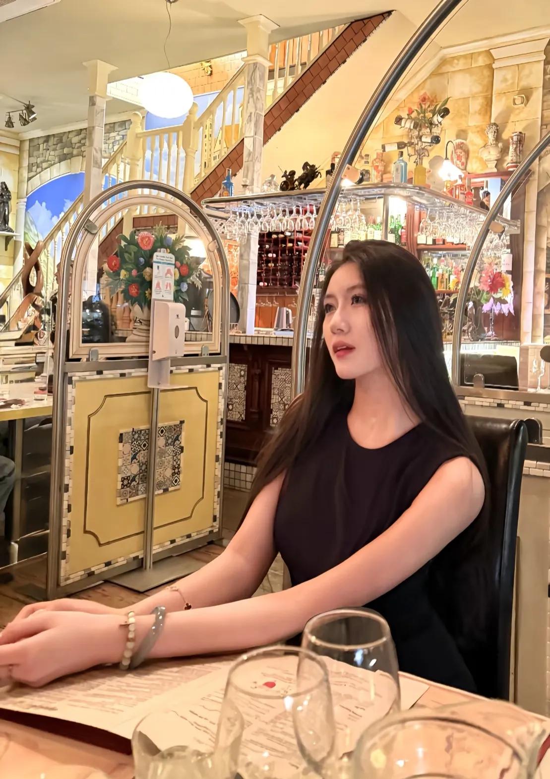 花间酒肆，佳人相伴。