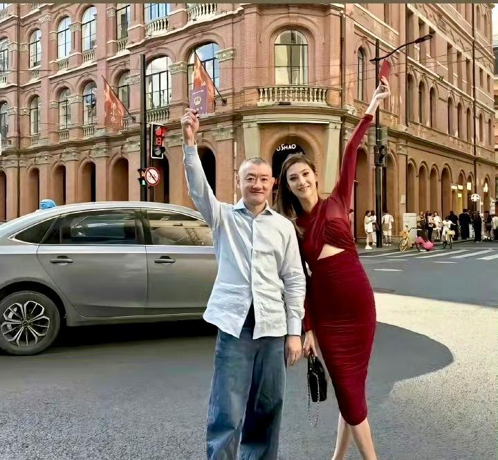 汪雨是他爹60岁才有的老儿子，老儿子一般身体底子弱一些，爱作一点也是难免的。汪