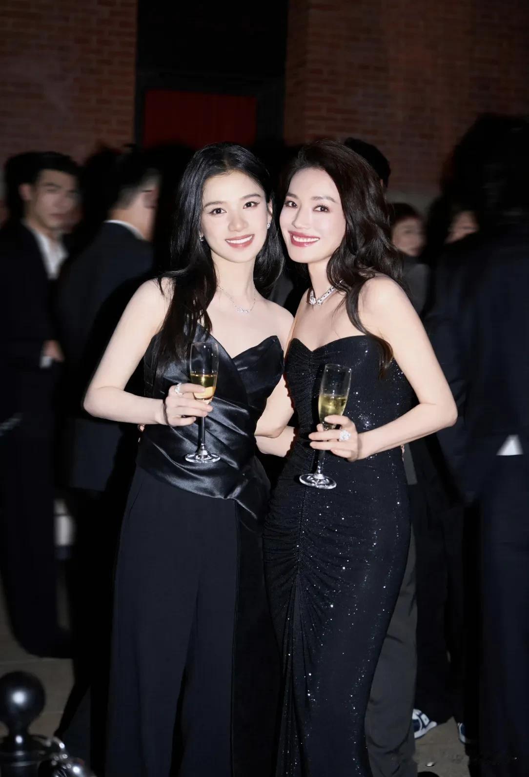 左边是张婧仪，1999年出生，身高168cm。右边是舒淇，1976年出生，身高