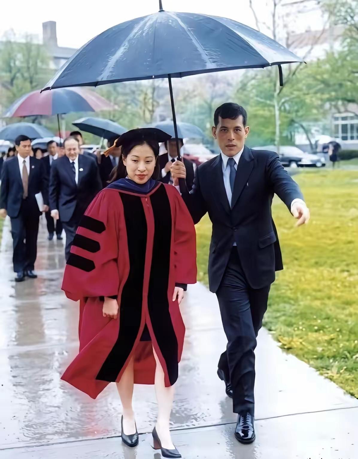 帕公主去世后这张旧照被大量翻出。2005年，27岁的帕公主博士毕业典礼当天，她5
