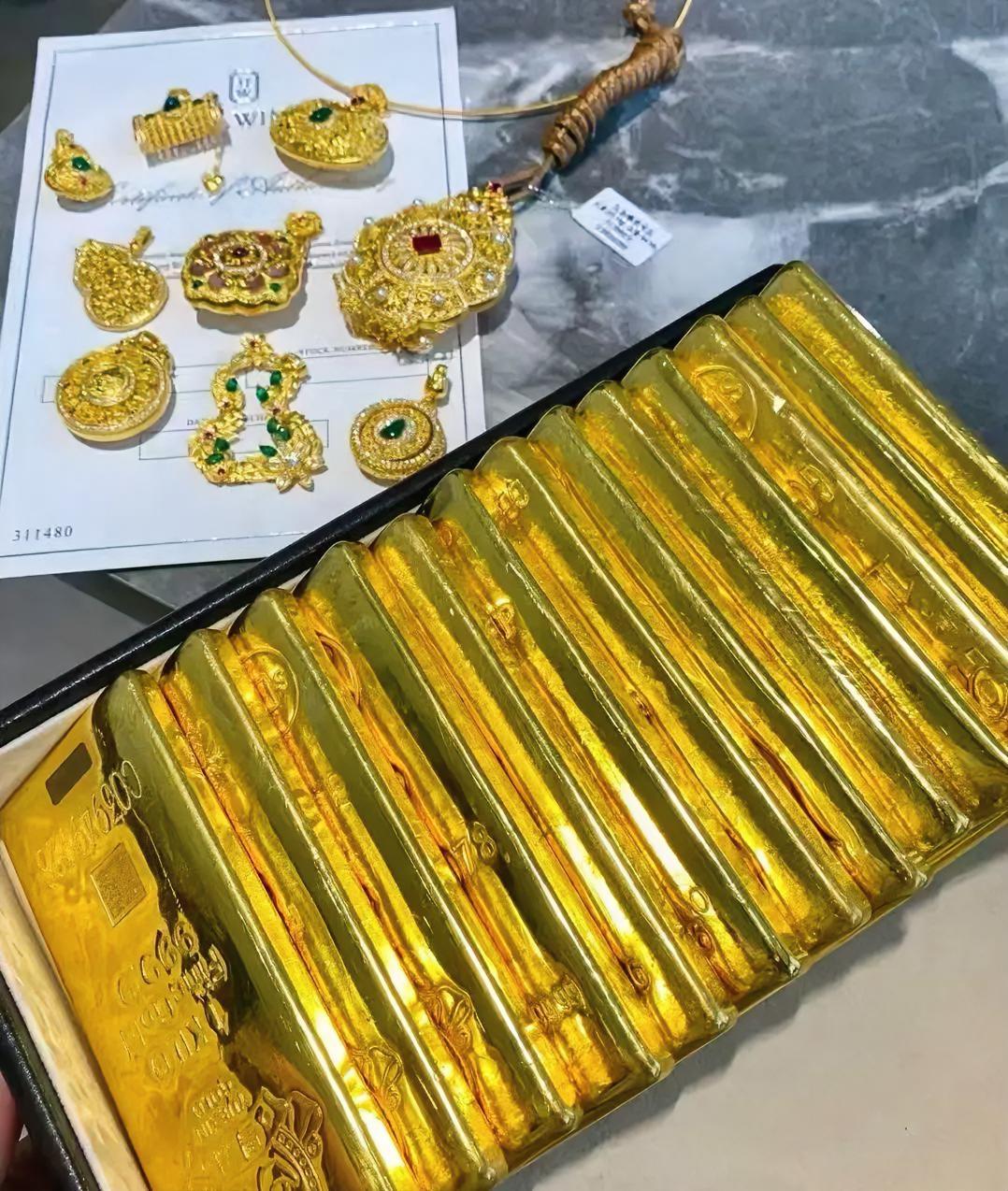 家人们谁懂啊！前两天把50克黄金手镯卖了，卖了4万多，今天突然听到涨价了