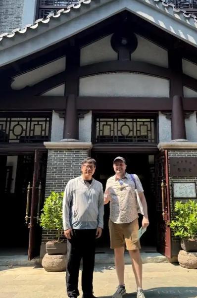 2022年，一名美国男士偶然翻出祖母94年前与中国男子拍摄的合影，跨越将近一个世