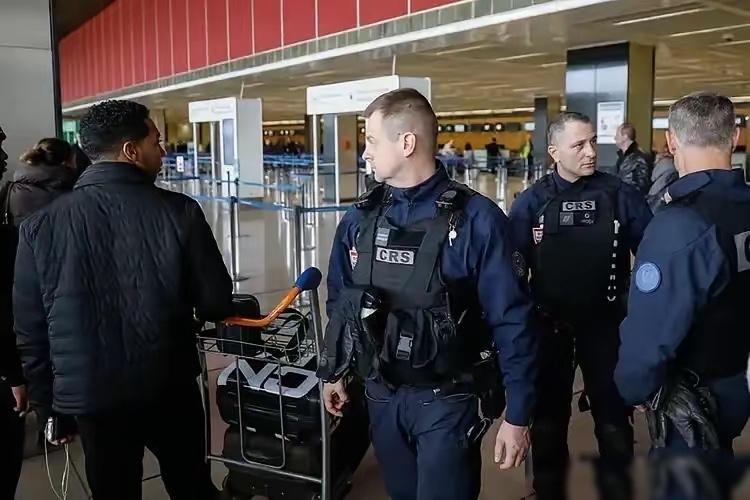 真应该给法国一个教训，深夜机场被截！法国帮美国抓中国高管，准备把人当成投名状交出