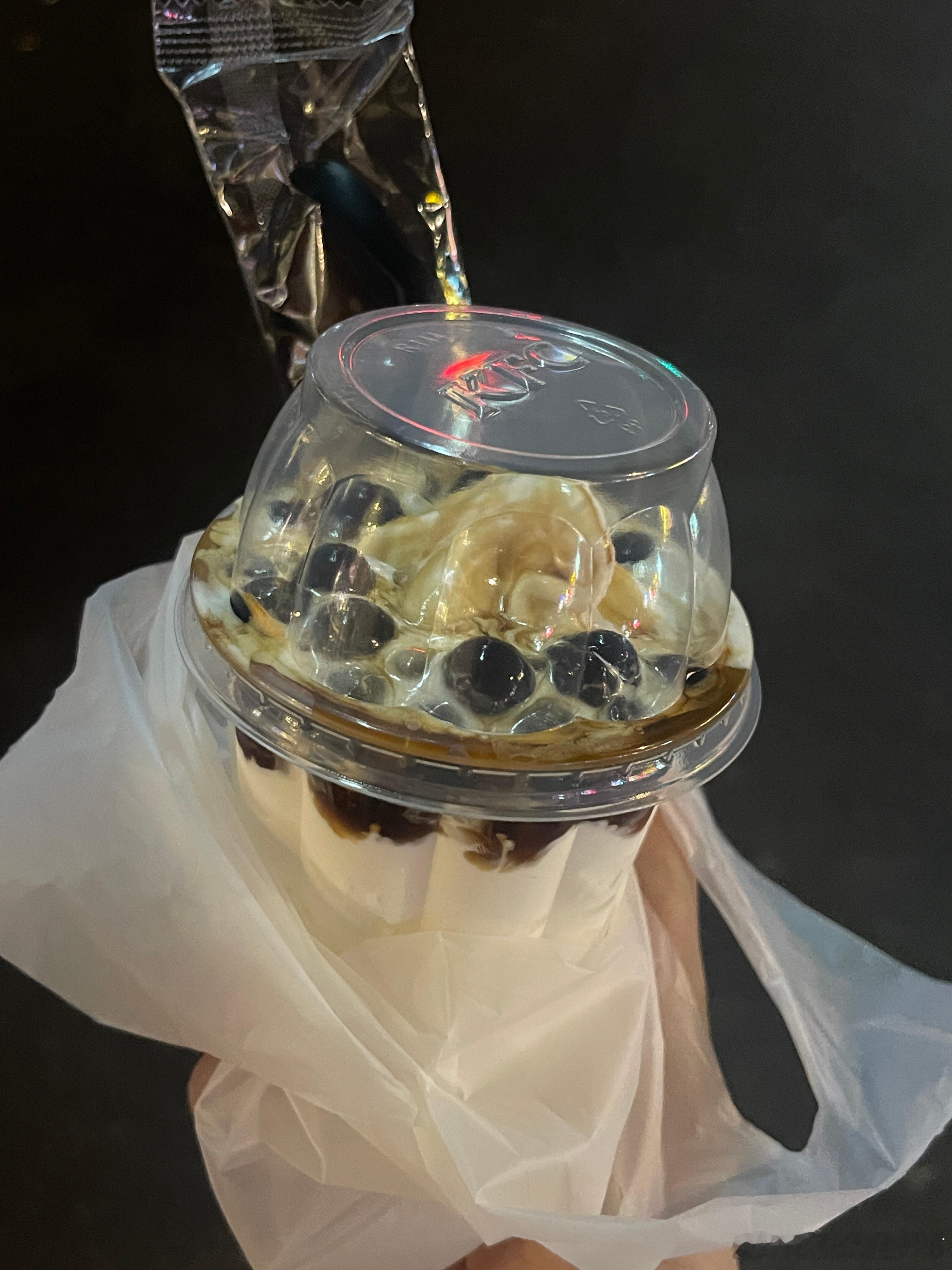 今天中午第一次吃这个黑糖圣代，没想到这么好吃！这会下楼喂完猫专门驱车（驱电动车）