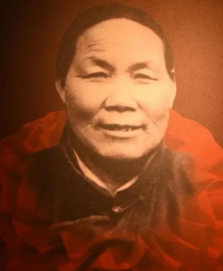 1940年，山东一大娘给八路军煮了浓稠的小米粥，饥饿的战士们狼吞虎咽，班长发觉不