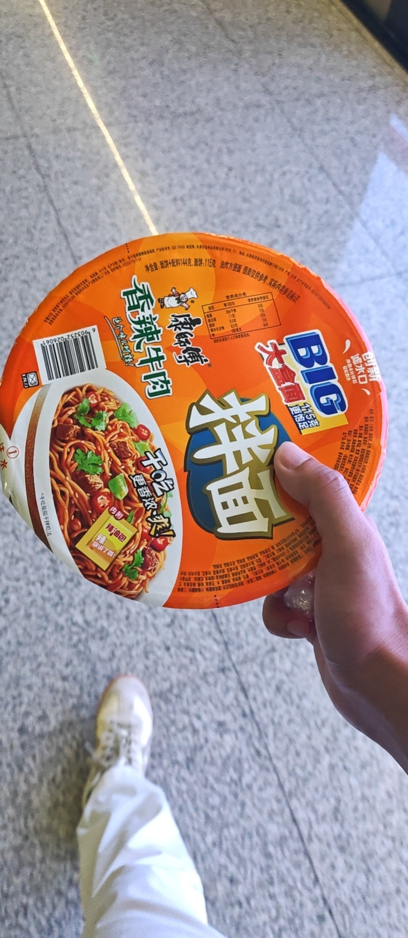 早上只吃了一个香蕉，中午吃了个冷食自助，你能理解在机场吃个方便面的救赎感吗