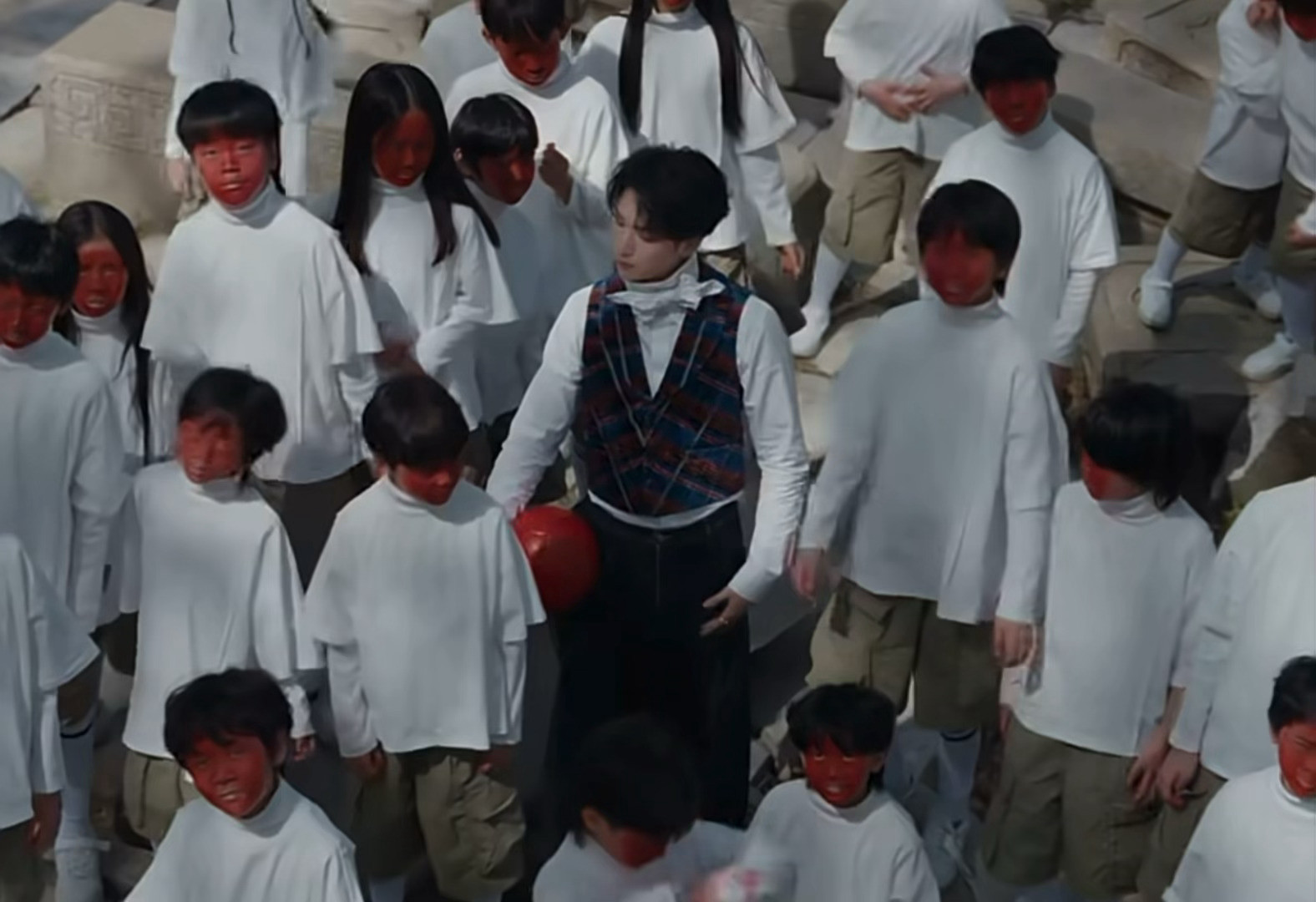 严浩翔Mv有参演小朋友的名字严浩翔Mv感谢了所有参演小朋友好温暖又治愈的Mv❤