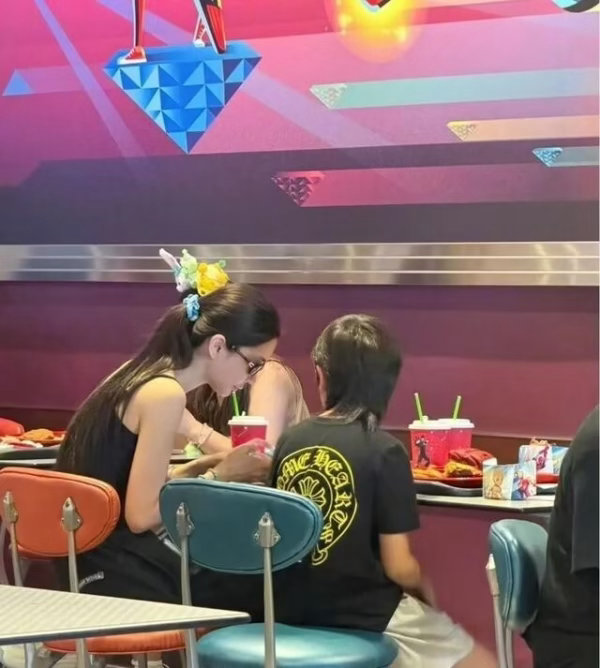 Angelababy又被拍到了。素颜，带娃，香港迪士尼。身上最抢眼的，还是那只棕