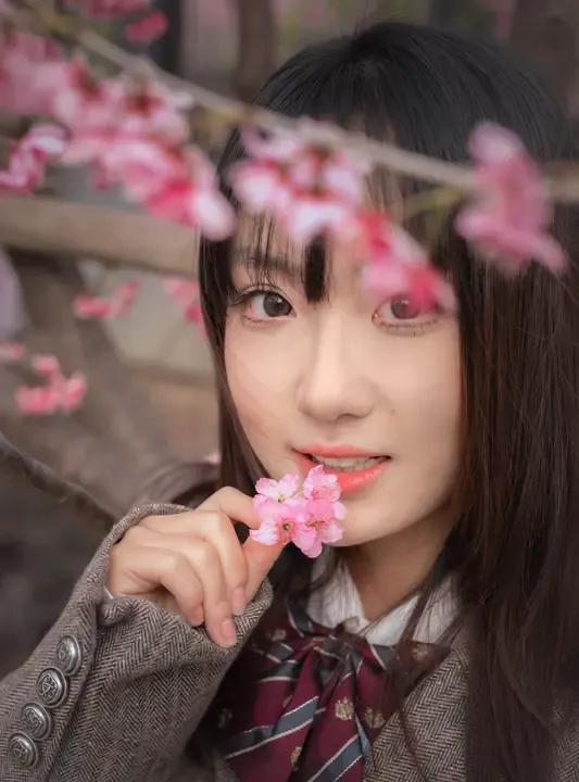 公园里有一对男女闺蜜，为一点小事争得面红耳赤，谁都不肯相让。女人说道：“你昨晚到