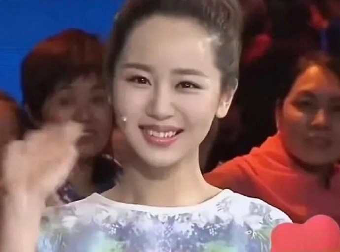 杨紫真是个谜说她医美吧，十几年前她好像就长这样，看起来和现在的颜值反差并不大。