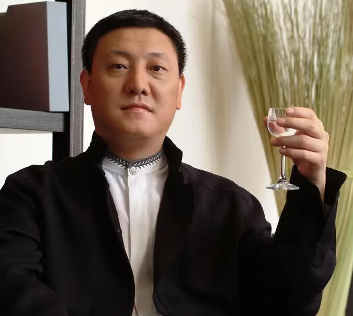 我表哥亲眼见过韩磊他说了一个大实话。说韩磊根本不是电视上的那样。表哥没说啥
