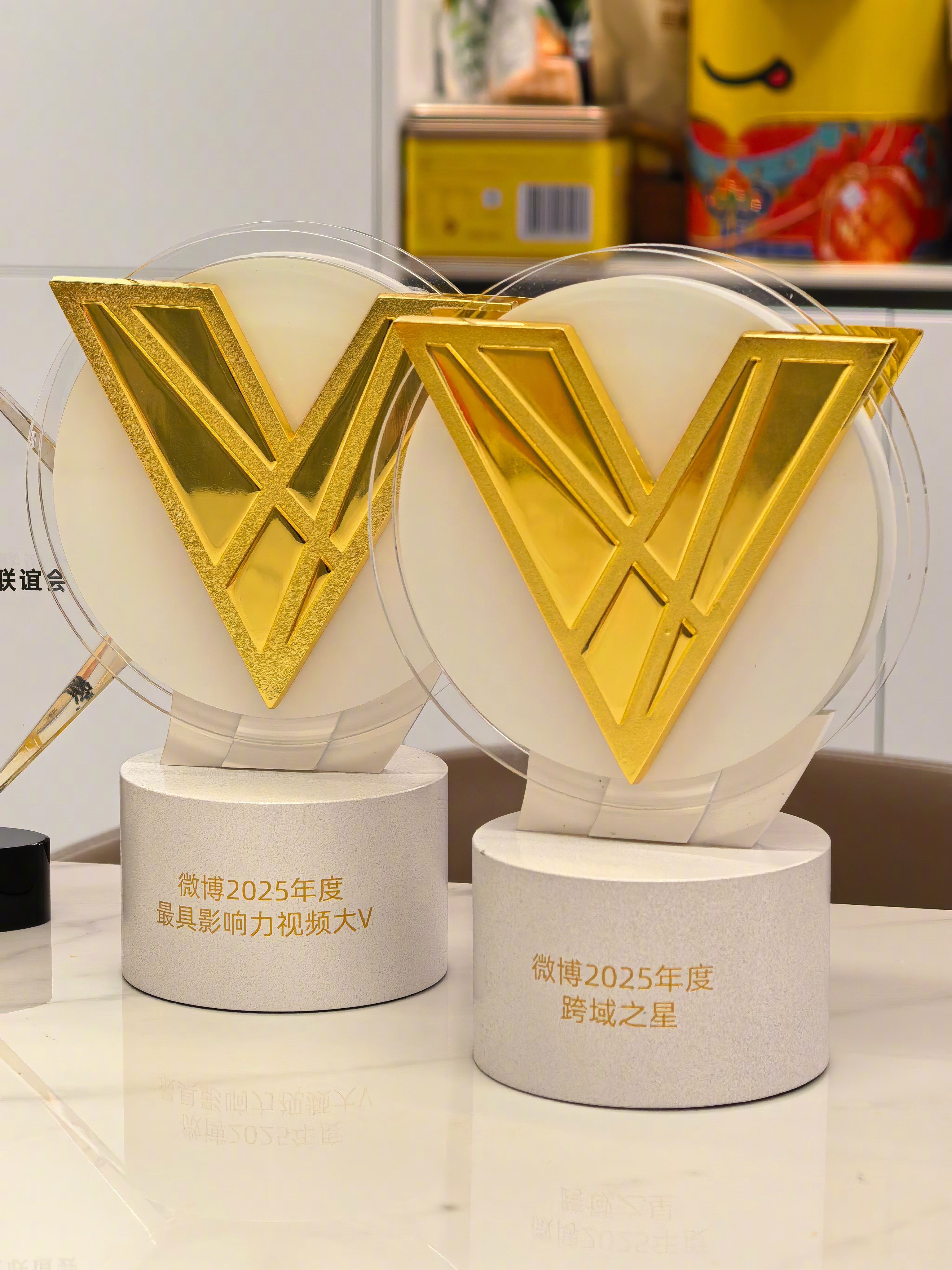 今天把25年得到的奖杯（一小部分）拿回家，沉甸甸的荣誉，26年继续带来更好内容！