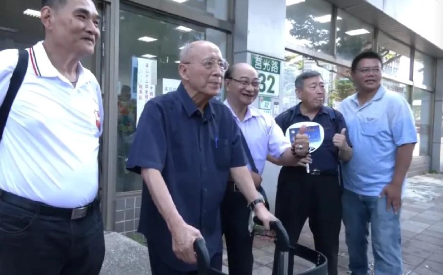 吴伯雄一语双关，“老马快跑”4个字，既是说给马英九听的，也是说给郑丽文、郝龙斌听