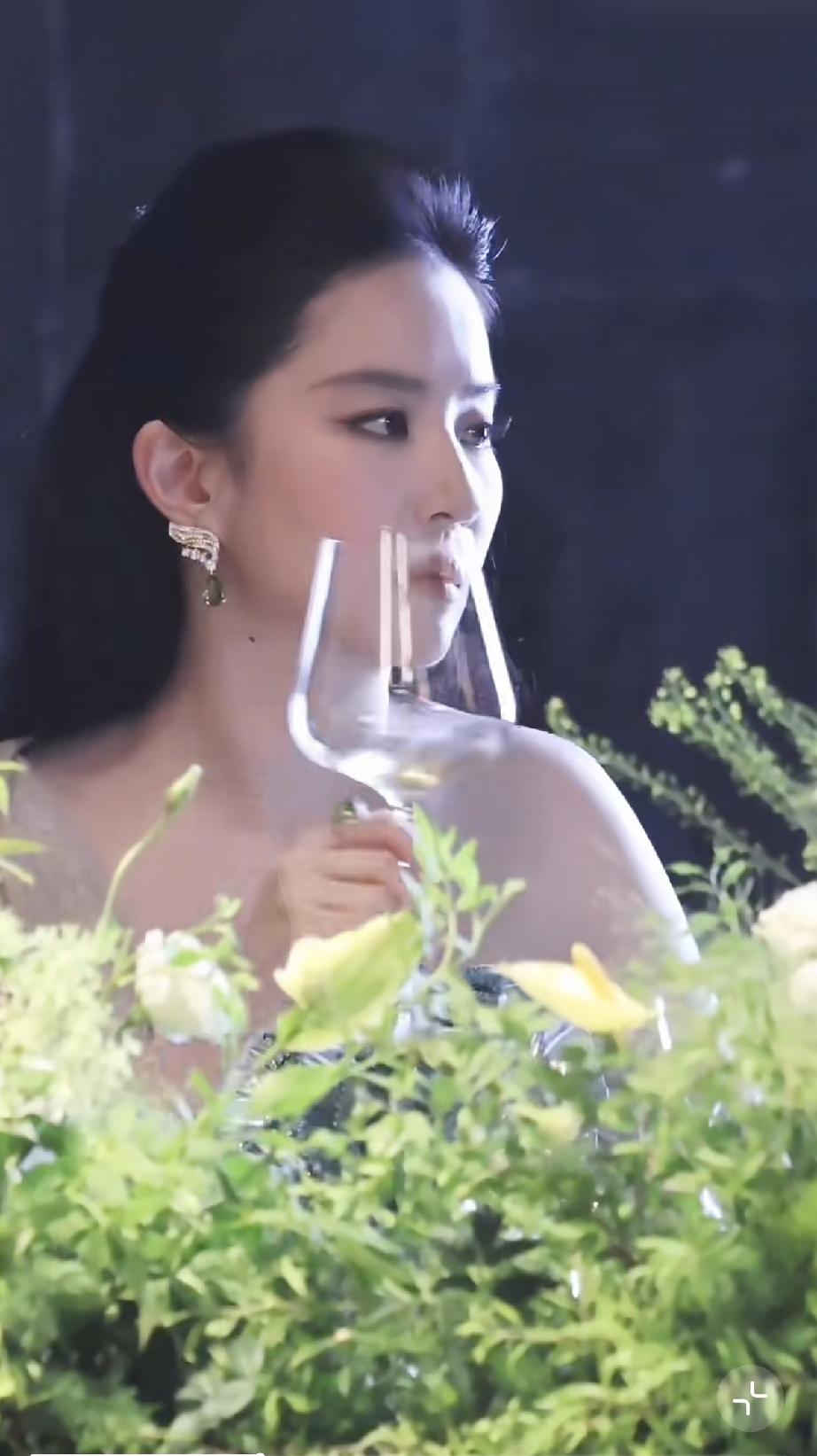 6月17日，刘亦菲参加W电影之夜生图曝光，简直是珠圆玉润的一位大姐，挺胖的，脸还