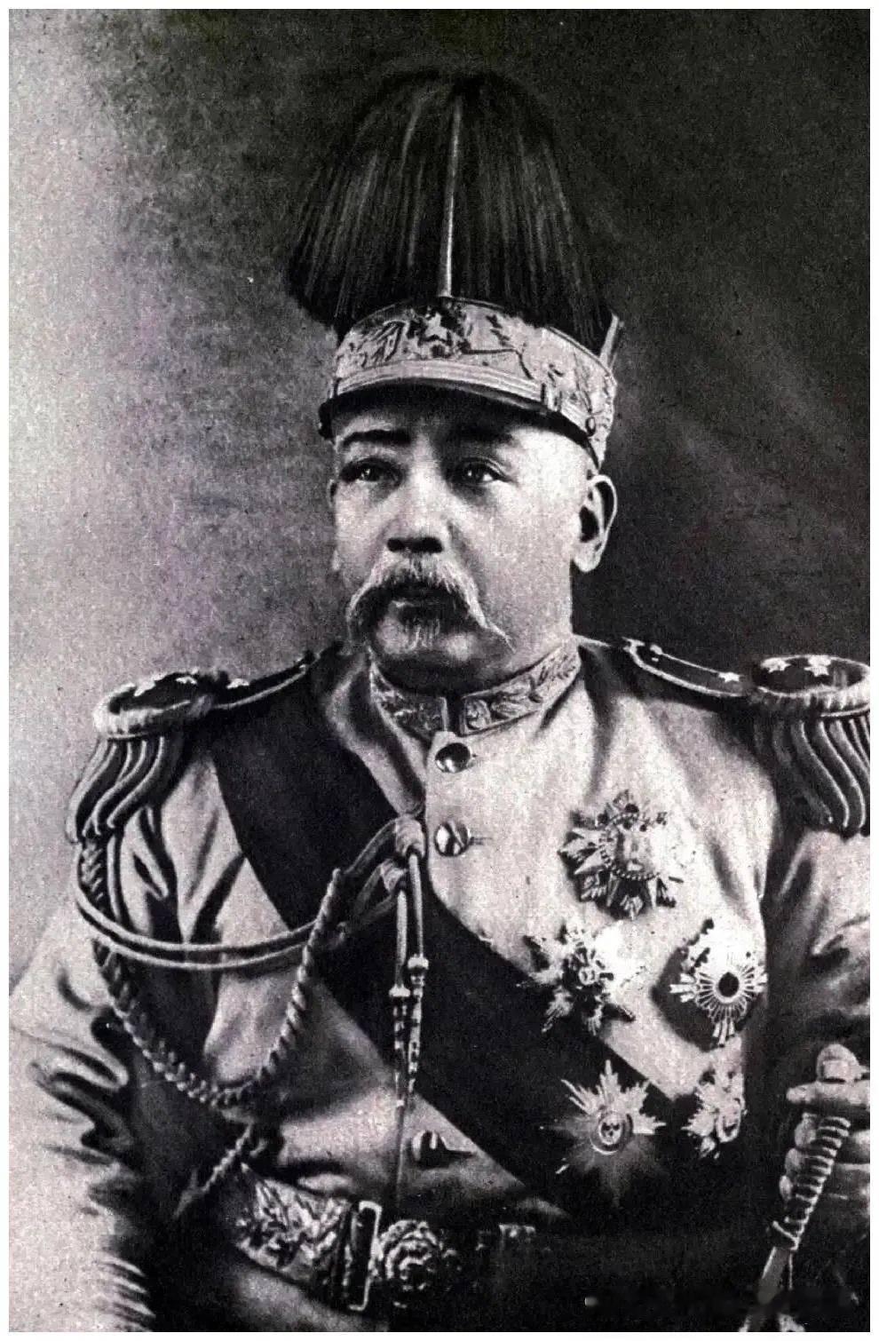 袁世凯当面一套，背后一套，表面他说自己无能为力再拥护大清，但可以保护紫禁城，且皇