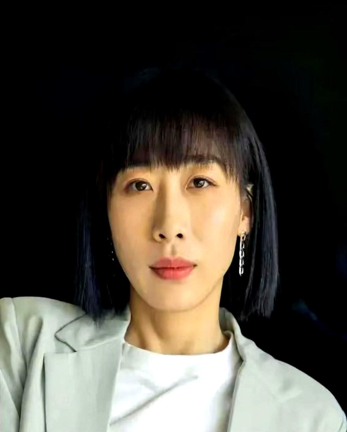 任素汐又被喷“演啥都是自己”？这事儿也太拧巴了吧！现在网上吵翻了，有人说她在