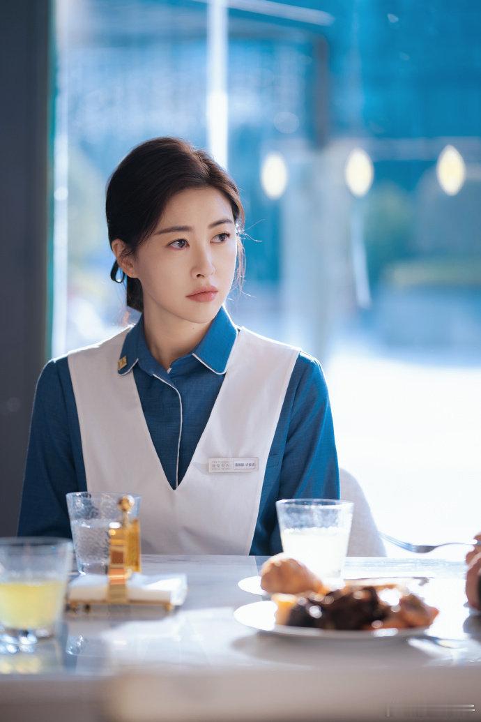 朱珠朱珠把外卖袋拎成秀场了朱珠一整个给我们大家展现了全方面的魅力展现，而且这明明