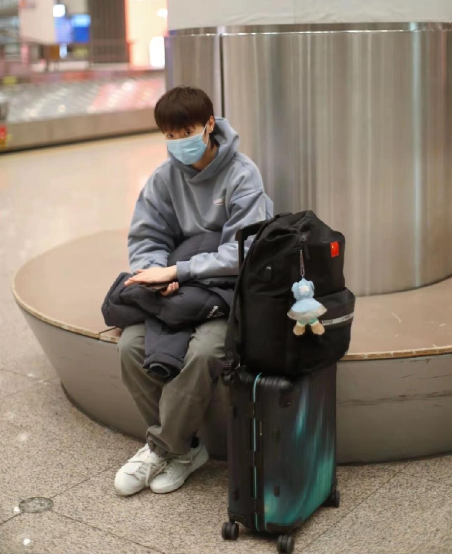 昨日顺利落地首都机场的王曼昱，乖乖的在行李提取处等待拿行李。经过一个多月的连轴