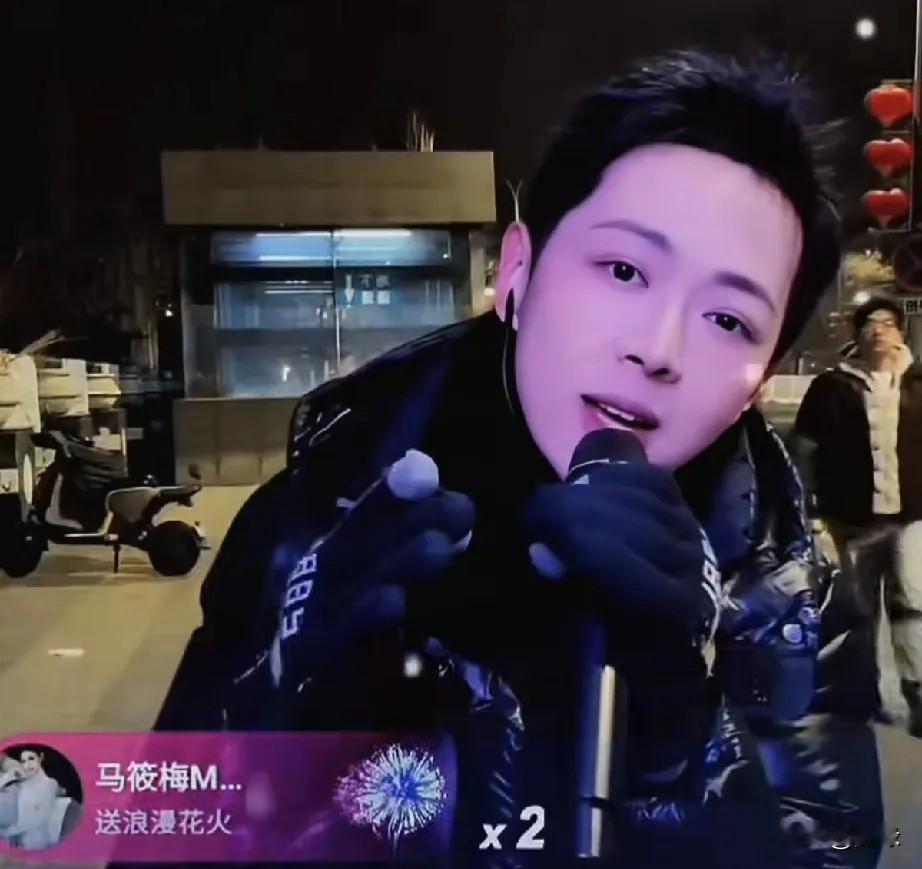 阳阳又被马筱梅感动到了！大冷天，阳阳在户外唱歌直播。马筱梅看到他那么冷的天，还