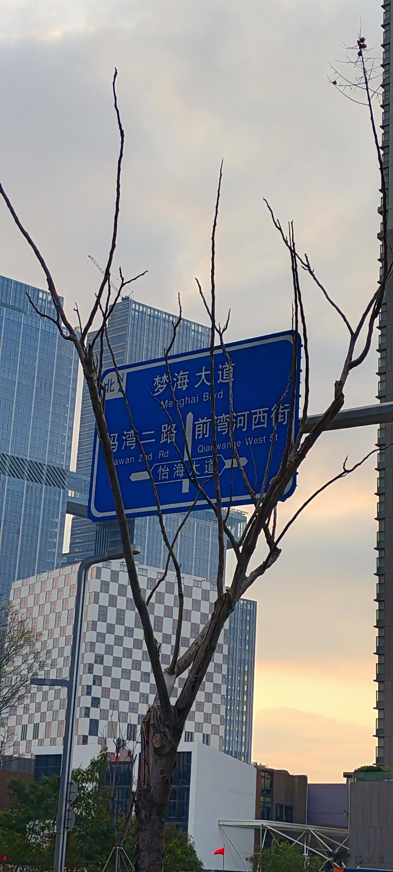 女人最傻的行为就是给男人钱。奉劝所有女人，不论你遇见比你小一轮的，还是比你大一轮