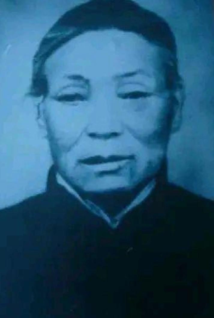 1942年，山东乐陵，八路军科长于志洪和战士小周过敌人关卡，忽听伪军叫：“抓八路